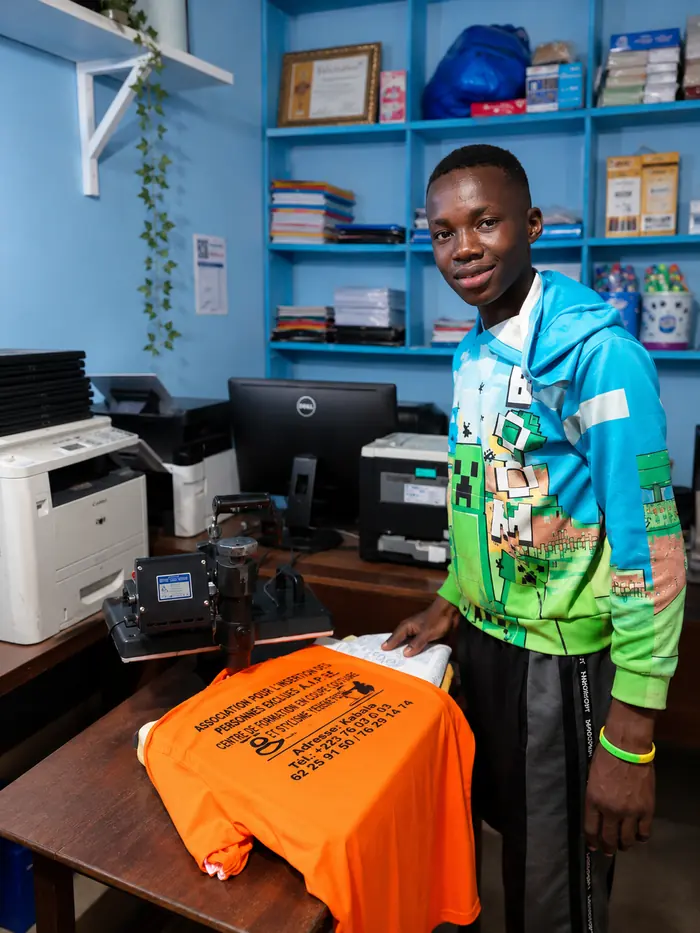 Marquage d'un tee-shirt à la presse à chaud dans l'atelier
