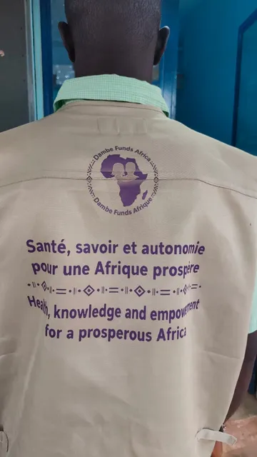 Dos du gilet beige personnalisé avec message pour Dambe Funds Africa