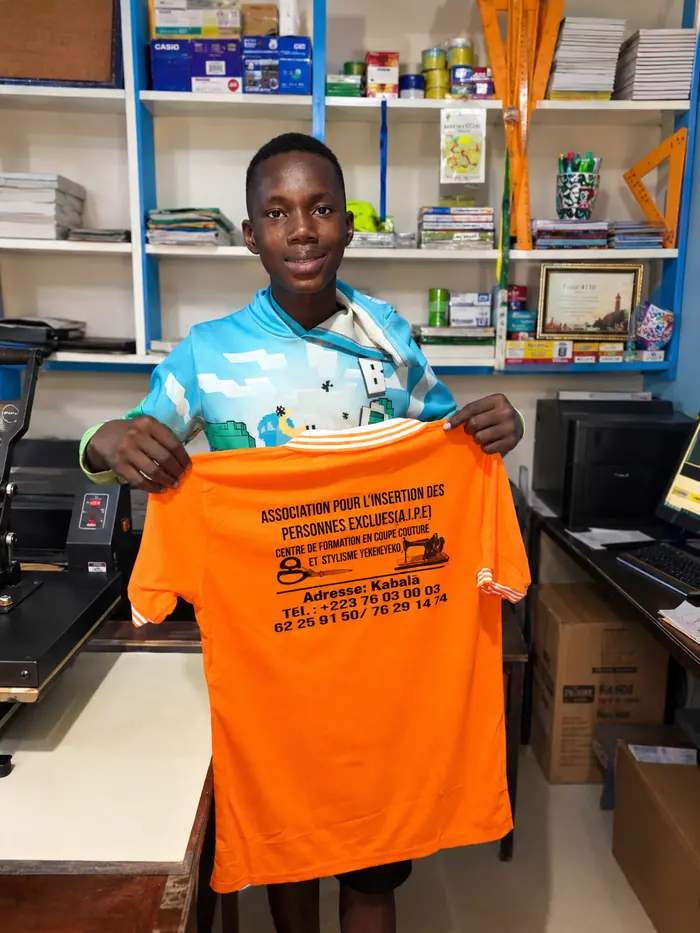 Tee-shirt orange personnalisé pour l'association A.I.P.E.