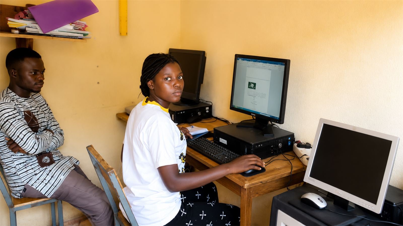 Apprenante travaillant sur Microsoft Word lors d'une initiation à l'informatique