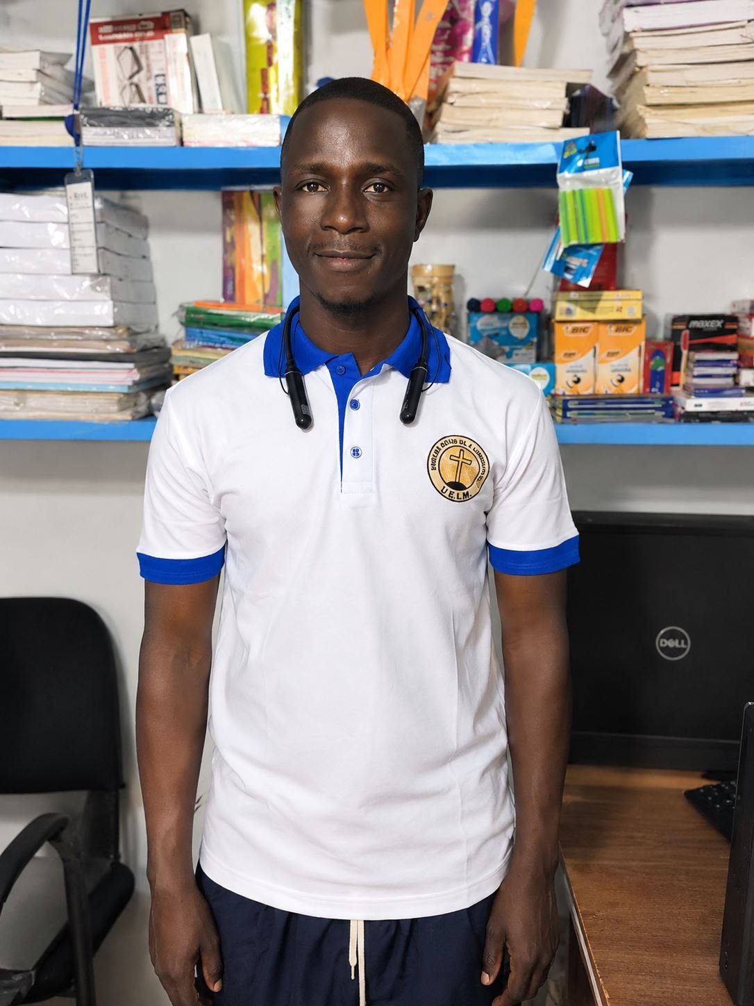 Polo blanc brodé avec écusson personnalisé